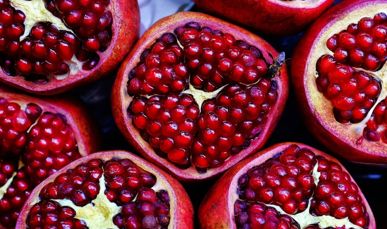 Fresh Indian pomegranates — Bhagwa and Ruby Red varieties with plump arils for global export — Goldenbird Overseas